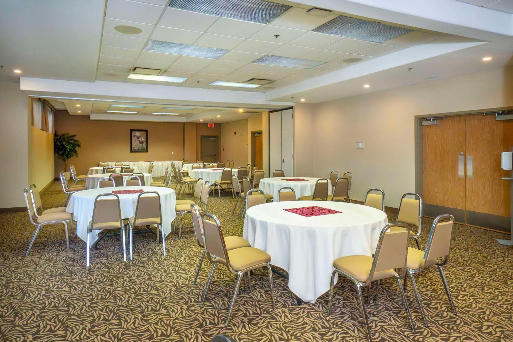 Comfort Inn & Suites Salmon Arm Exterior foto