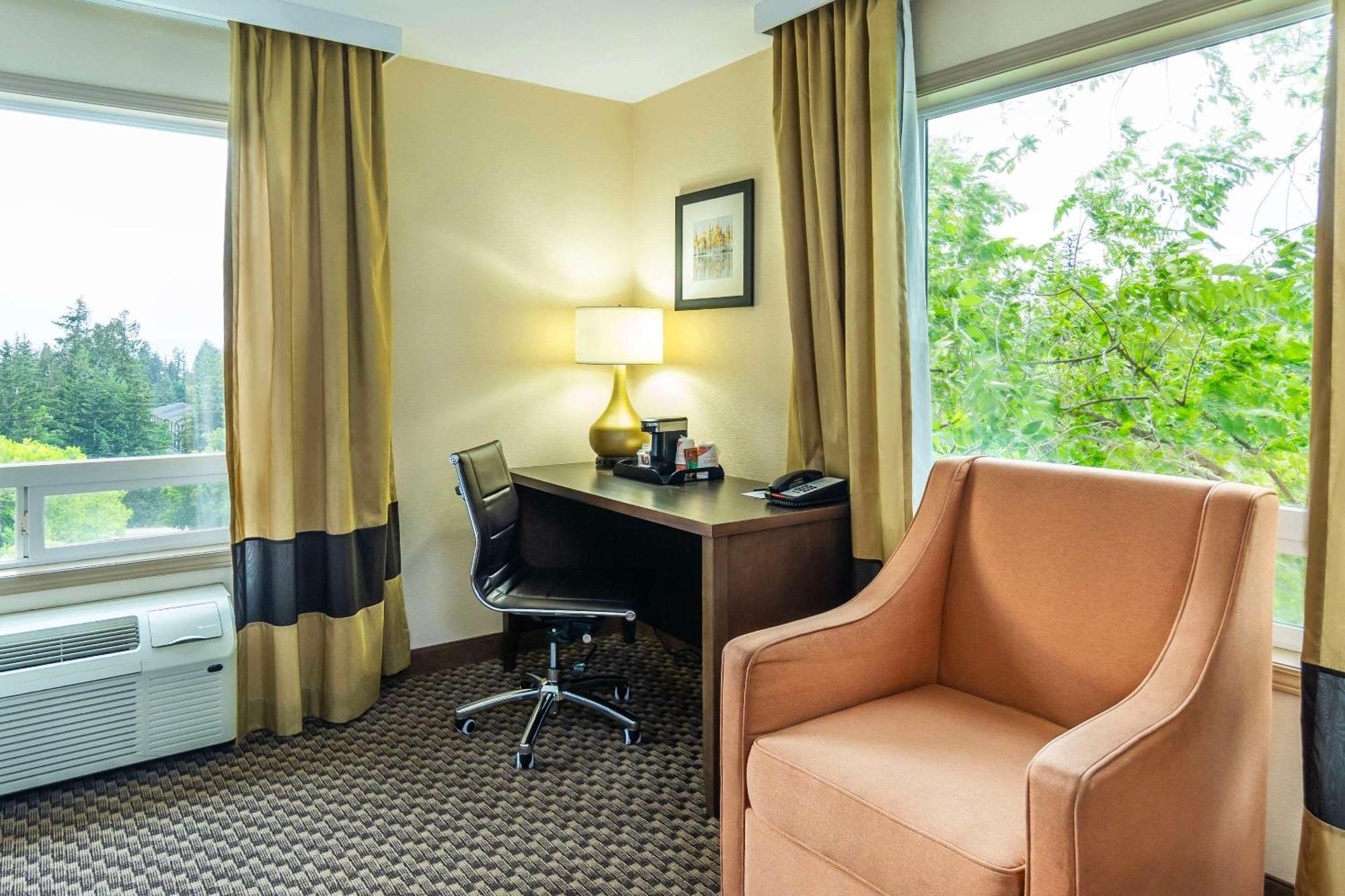 Comfort Inn & Suites Salmon Arm Exterior foto